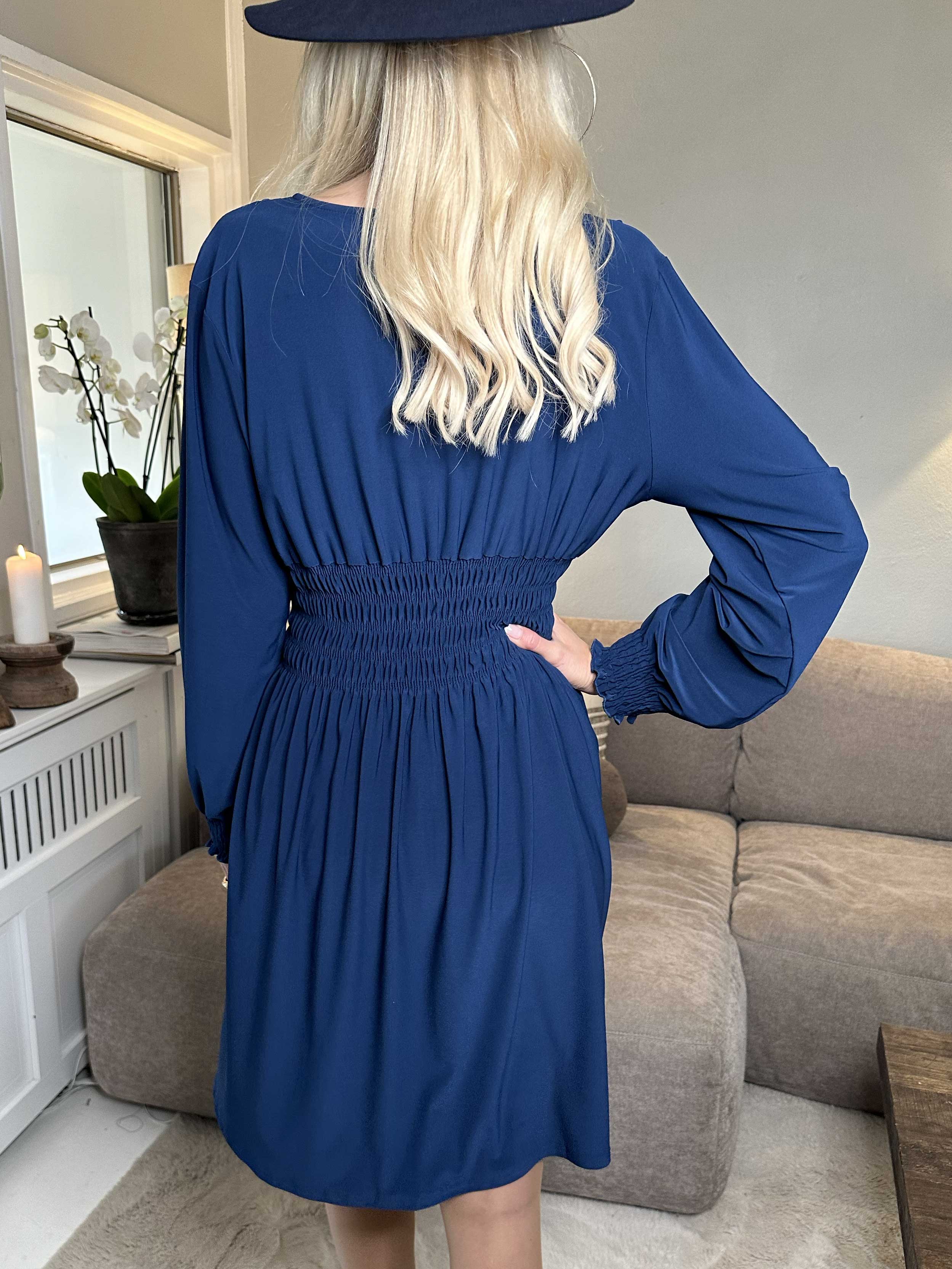 Pams Plain Short L/S - Elastisk kort kjole med smock og lange ærmer